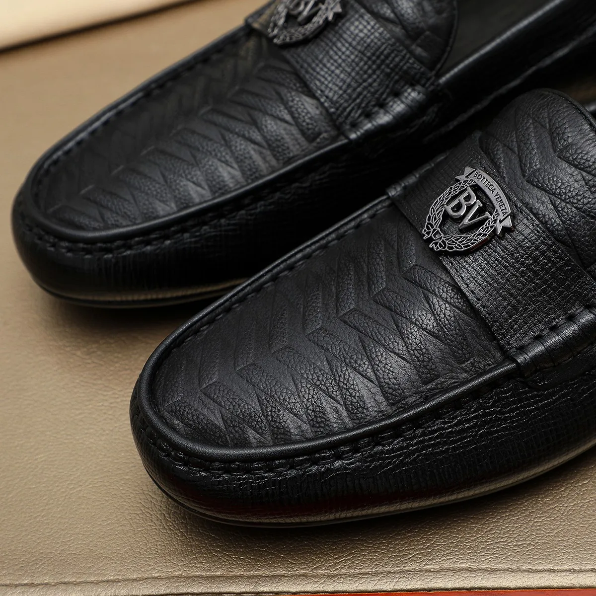 Men's men's shoes 💰440 [BV] 👟👟 Italian luxury brand Made with imported cowhide technology to highlight high-end men's taste of light luxury life [color] [color] Masters with ten years of manual experience create classic weaving 🌴 The inner top layer 🐮 lining 💯😘 The top quality inherits the brand craftsmanship! Color, code number 39-44 (38.45. Can be customized)